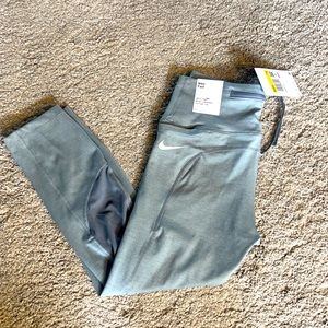 Nike women’s tight fit midrise, crop length legging size Small